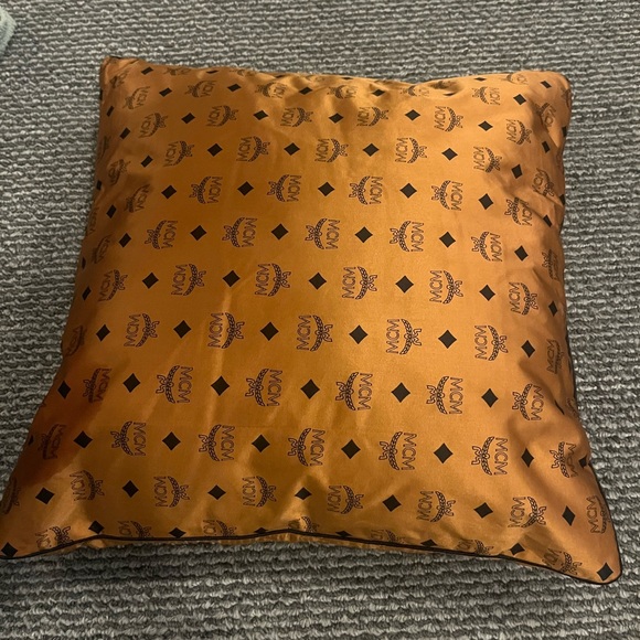MCM PILLOWS (2) - Picture 3 of 8